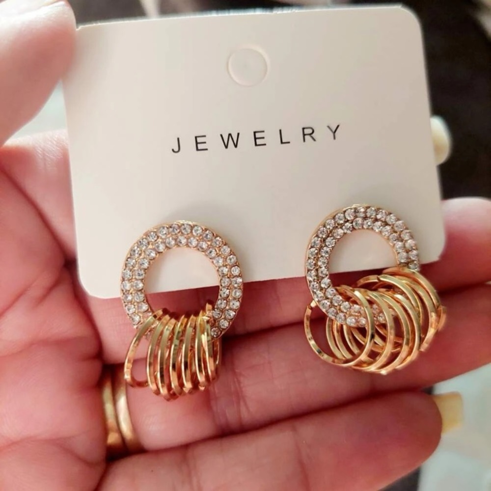 Beautiful Rhinestone Circle Decor Earrings - Picture 5 of 17